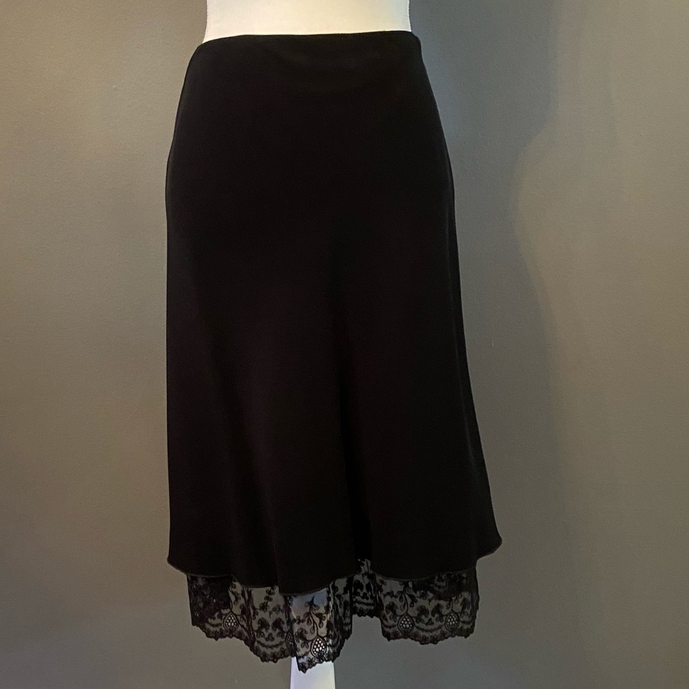 Tristan & Iseut Black Aline skirt with lace trim